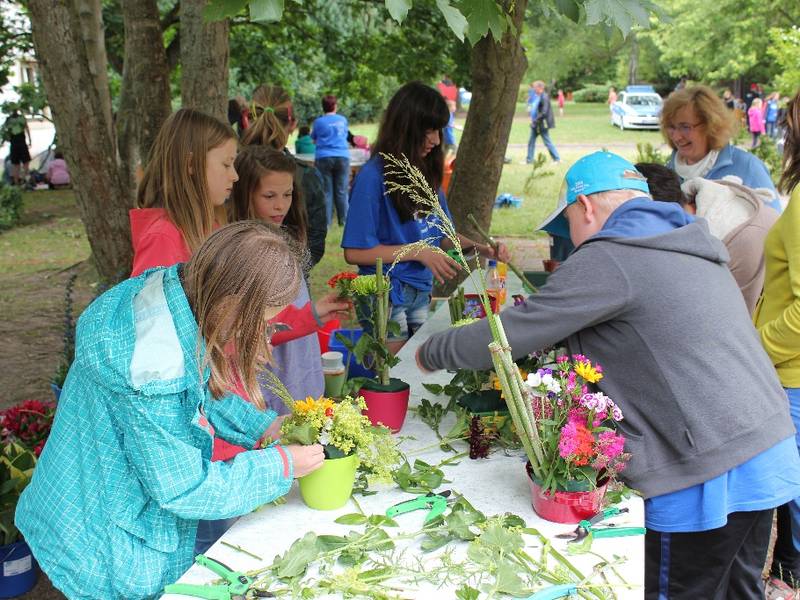 und gemeinsam Blumenschmuck stecken gehören zum festen Programm.