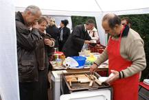 Nach dem Erntedankgottesdienst waren Gemeinde und Gäste noch zwei Stunden bei Kaffe, Bratwurst, Schmalzbrot und Kartoffelpuffer zusammen.