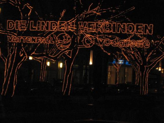 Das leuchtende Motto auf der Straße Unter den Linden fanden die Senioren auch für sich ganz passend