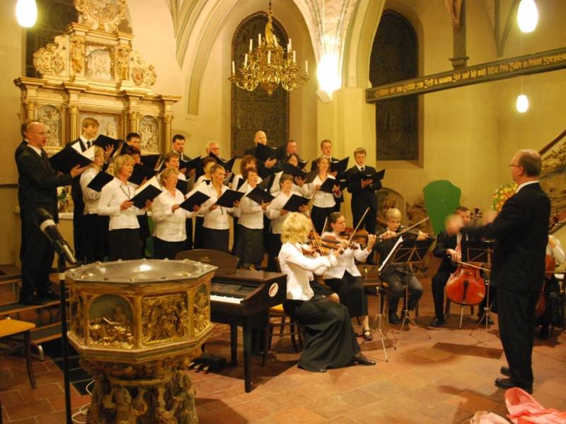 Der Chor der Gemeinde Lübben singt in der Paul-Gerhardt-Kirche.