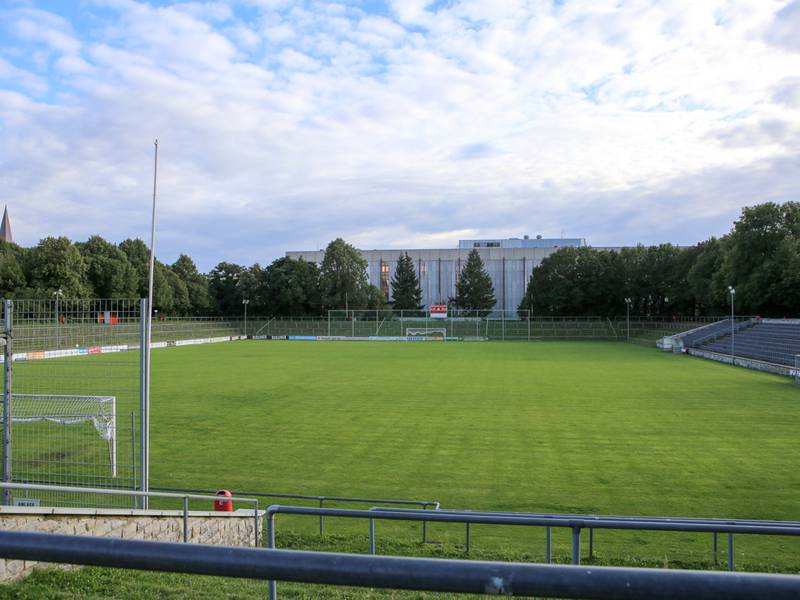 Blick über das Grün auf den ehemaligen Kirchenstandort