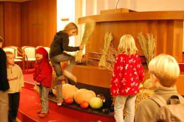 Zurück in der Charlottenburger Kirche finden Obst und Gemüse ihren Platz vor dem Altar als Erntedankschmuck