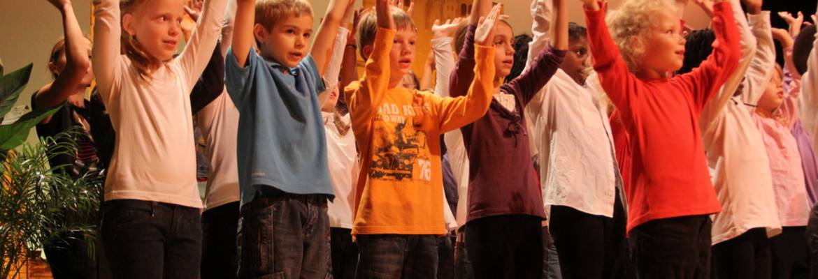 35 Kinder singen im Kinderchor