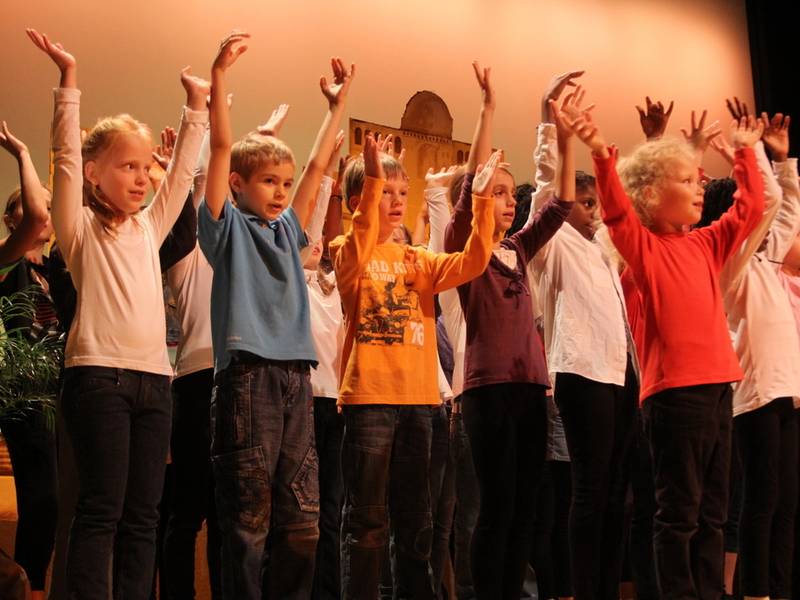 35 Kinder singen im Kinderchor