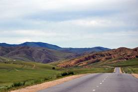Hügelige Landschaft in diesem Teil der Mongolei