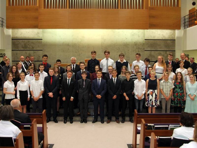 Gruppenfoto der Konfirmanden mit Bezirksapostel und Apostel