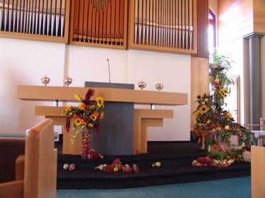 Der geschmückte Altar der Gemeinde Frankfurt/Oder