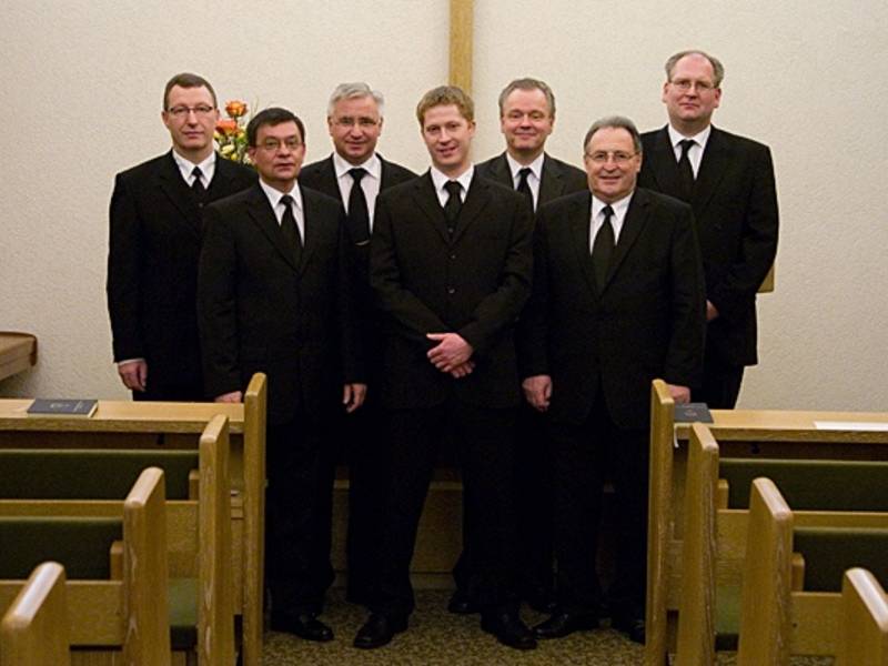 Bezirksevanglist Schwichtenberg, Gemeindeevangelist Skalski, Bezirksapostel Nadolny, Priester Skalski, Bezirksapostelhelfer Sobottka, Bezirksältester Thiel, Bezirksevangelist Krack (v.l.n.r.)