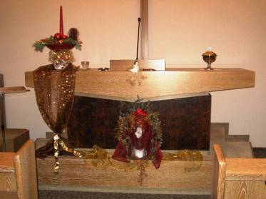 Der weihnachtliche geschmückte Altar der Gemeinde Berlin-Kladow