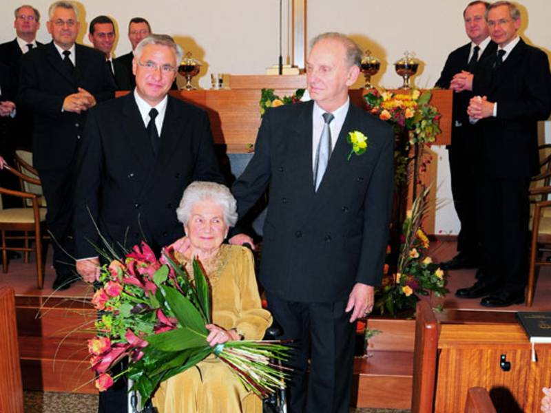 Das "diamantene" Brautpaar Blumenthal mit Bezirksapostel Nadolny (l.)