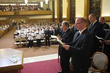 Abschließend lud Schulchordirigent Krack alle Anwesenden zum gemeinsamen Gesang ein...