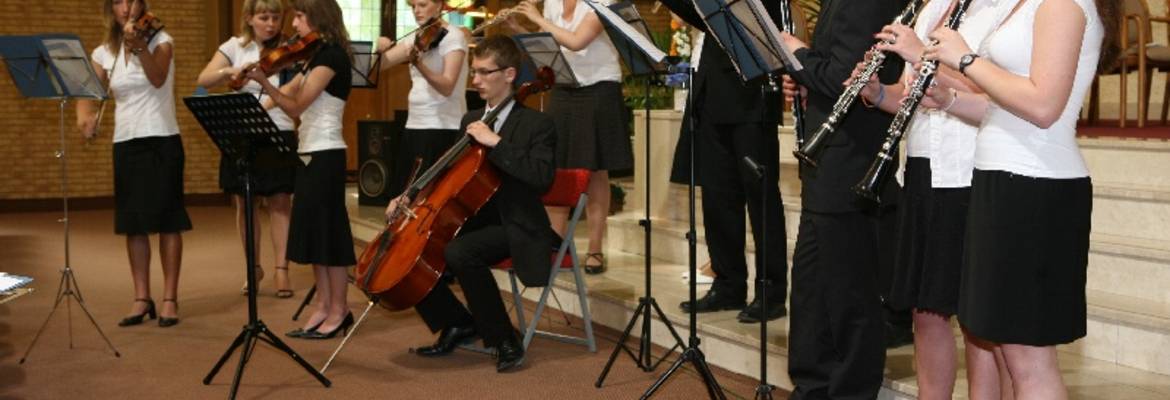 Im Vorfeld musiziert eine Instrumentalgruppe.