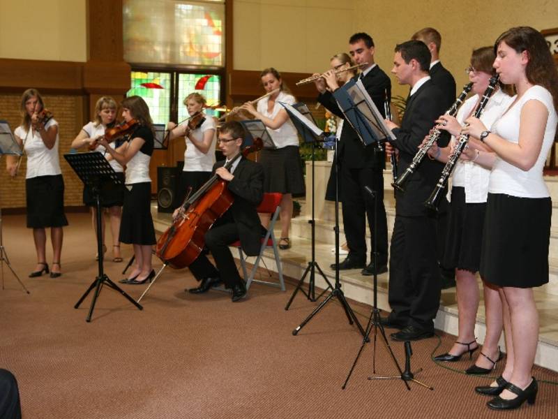 Im Vorfeld musiziert eine Instrumentalgruppe.