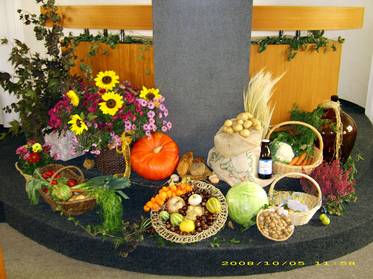 Der Altar in Falkensee im Erntedankschmuck.