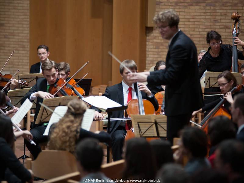 Das Orchester mit seinem Dirigenten Volker Hedtfeld