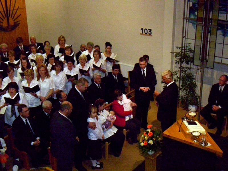 Zwei Erwachsene und drei Kinder empfangen das Sakrament der Heiligen Versiegelung