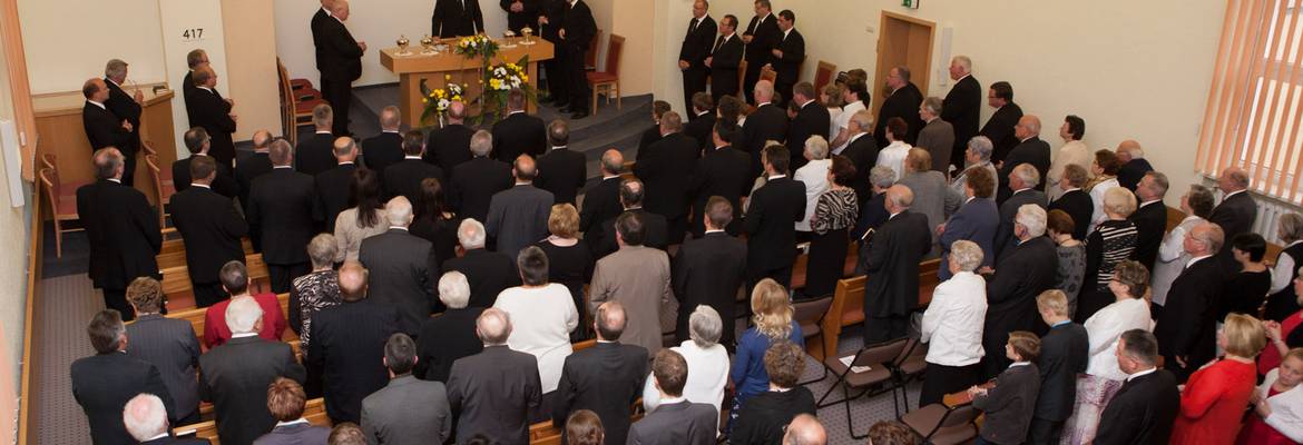 Bezirksapostel Nadolny hält den Gottesdienst