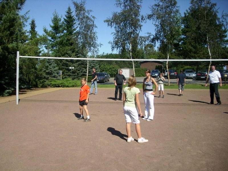 Volleyballspiel als sportlicher Ausgleich zum reichhaltigen Buffet
