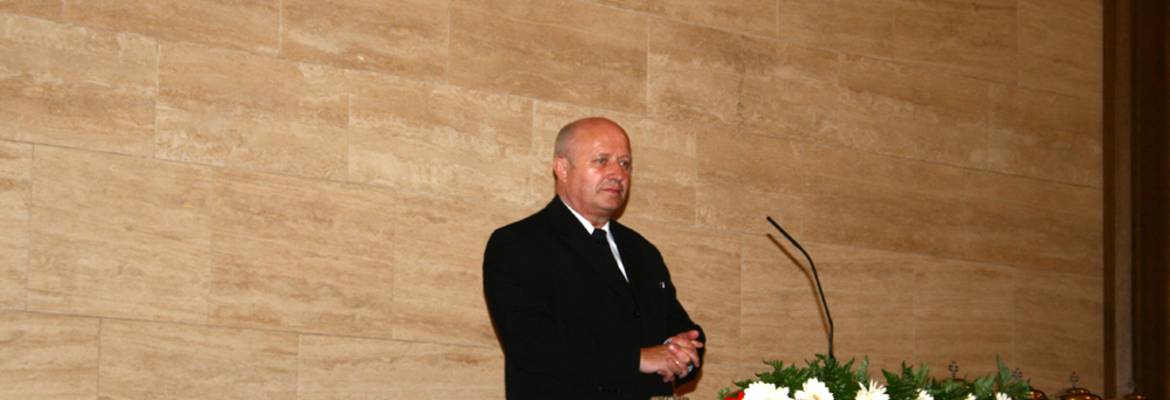 Apostel Berndt am Altar.
