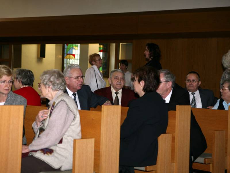 Nach dem Gottesdienst: Erinnerungen an alte Zeiten