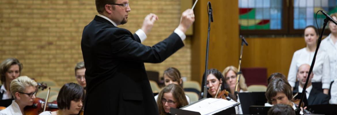 ...beginnt mit Jean Sibelius' "Andante festivo". Es konzertiert das Orchester der Gebietskirche...