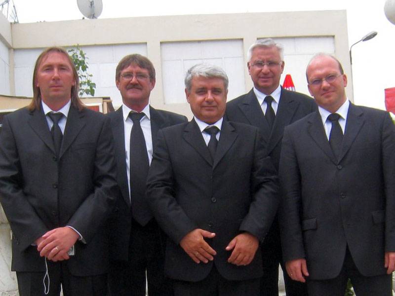 Der Bezirksapostel (2.v.r.) und Bezirksältester Härm (1.v.r.) mit den Amtsträgern der Gemeinde Aschgabat