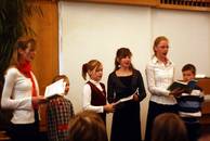 Neben dem Kinderchor und...