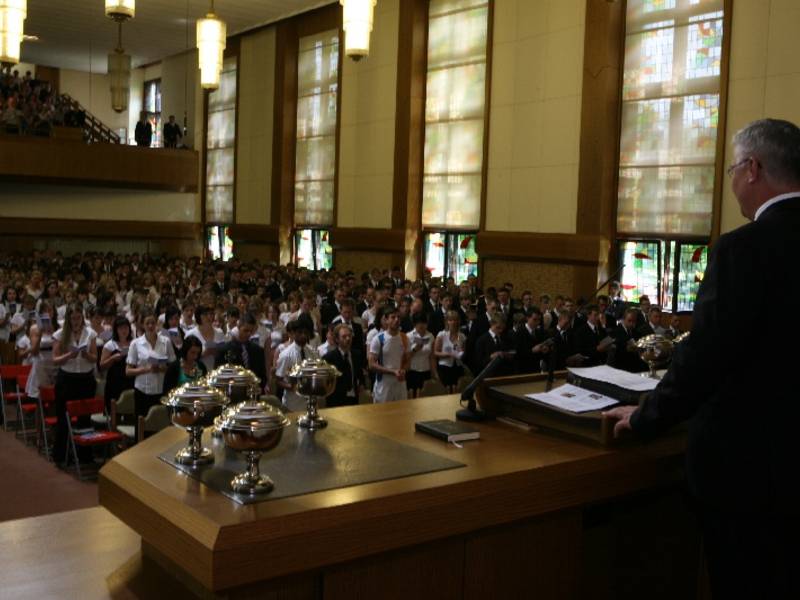 Etwa 1.300 Teilnehmer verfolgen den Gottesdienst in Berlin-Lichtenberg.
