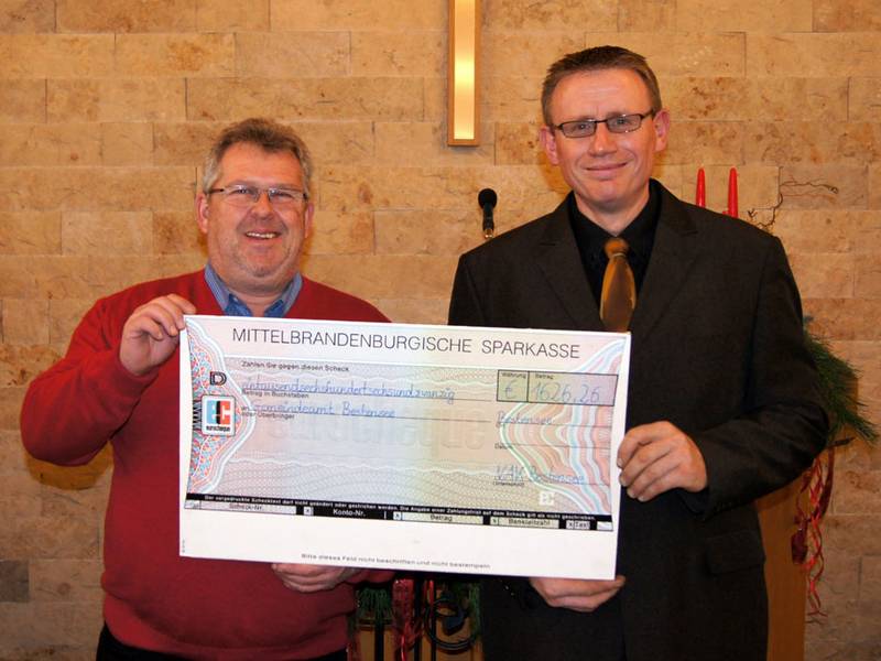 Bürgermeister Quasdorf (l.) nimmt von Gemeindevorsteher Kleinschmidt den Spendenscheck entgegen