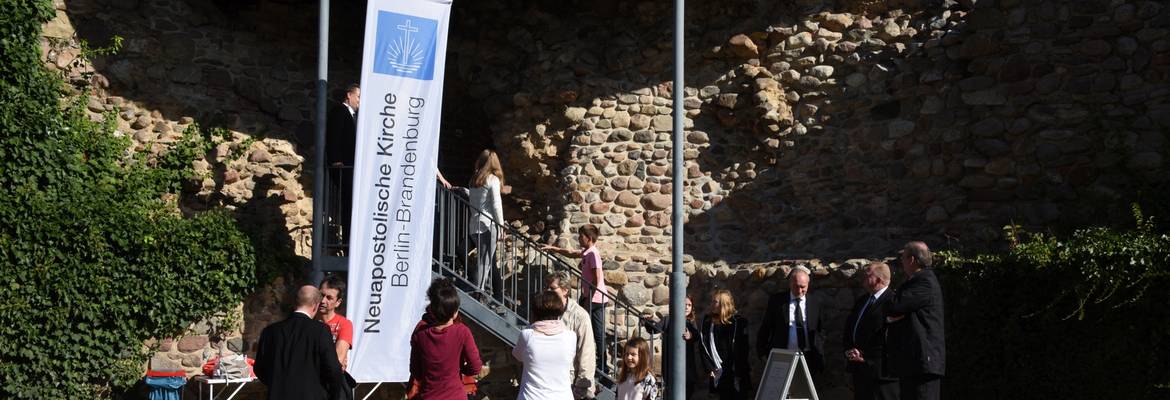 feierten Gottesdienst auf...