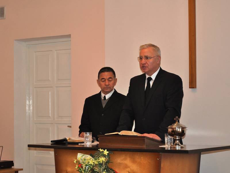 Bezirksapostel Nadolny (r.) mit Dolmetscher beim Gottesdienst in Samarkand