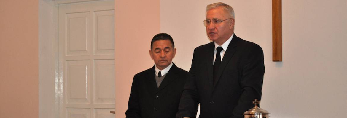 Bezirksapostel Nadolny (r.) mit Dolmetscher beim Gottesdienst in Samarkand