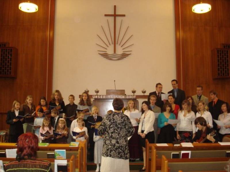 Sonntag, der erste Liedvortrag vor dem Gottesdienst