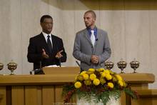 Bezirksapostelhelfer Arnold N. Mhango (mit Übersetzer Sebastian Pape): "Göttliche Regeln bieten Sicherheit und geben uns Ordnung." Bezirksapostelhelfer Arnold N. Mhango (mit Übersetzer Sebastian Pape): "Göttliche Regeln bieten Sicherheit und geben uns Ordnung."