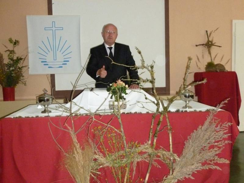 Apostel Berndt feiert mit den Kindern Gottesdienst