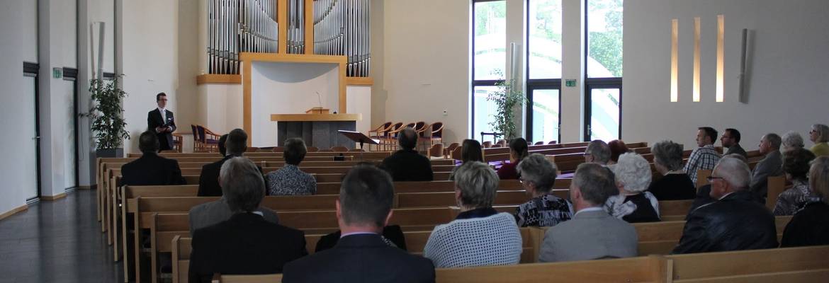 Etwa 60 Zuhörer haben sich in der Kirche eingefunden