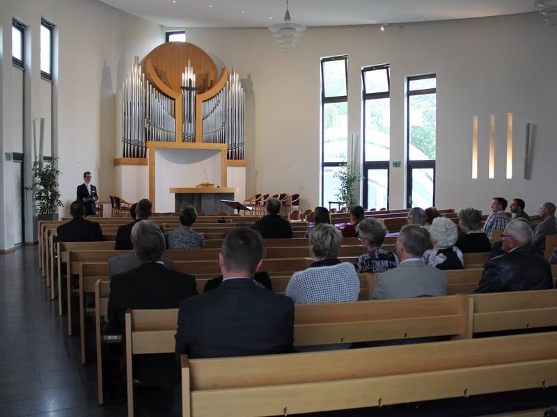 Etwa 60 Zuhörer haben sich in der Kirche eingefunden