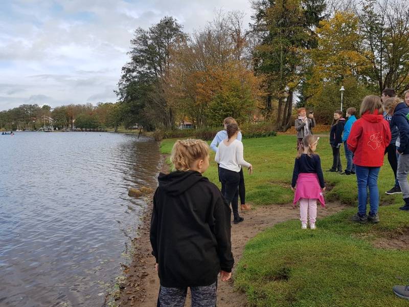 "Ins Wasser fällt ein Stein" - wird am Nachmittag im Gottesdienst aufgegriffen.