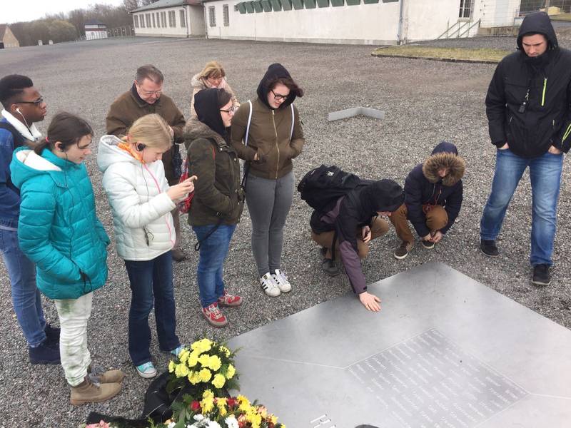 Die Gedenkplatte: Bewegende Momente im KZ Buchenwald