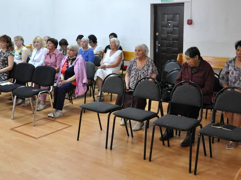 Die Gemeinde ist zum Gottesdienst versammelt