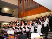 der Frauen-, Kinder- und Jugendchor Lieder zur Adventszeit vor.