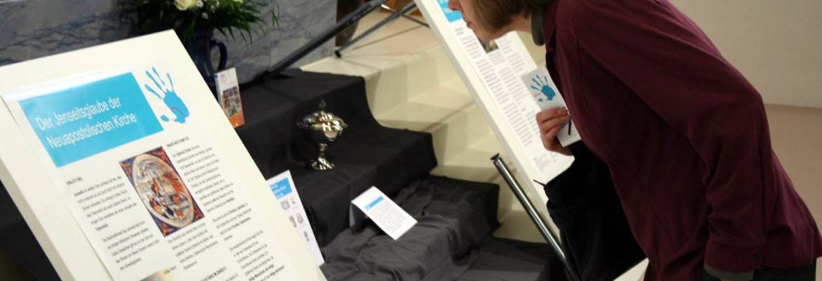 Der Ausstellungsteil zur Neuapostolischen Kirche ist am Altar platziert