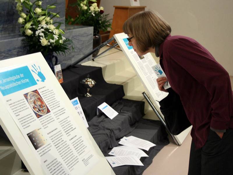 Der Ausstellungsteil zur Neuapostolischen Kirche ist am Altar platziert
