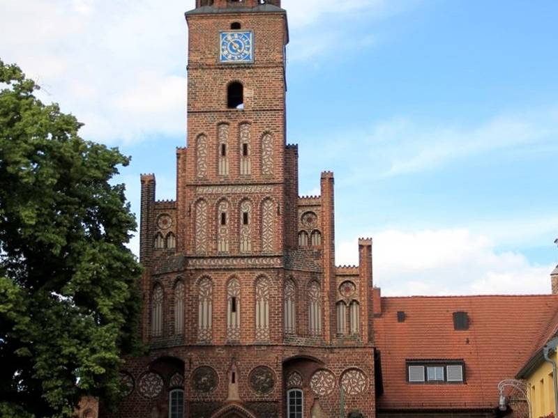 Das Rathaus inmitten der Stadt Brandenburg