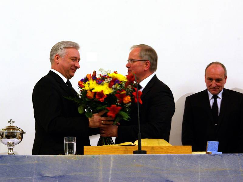 Frühlingsblumen zum Abschied: Bezirksältester Jürgen Jeßke (2. v.l.) verabschiedet den Hirten Schwandt. Rechts: der neue Gemeindevorsteher, Priester Villbrandt