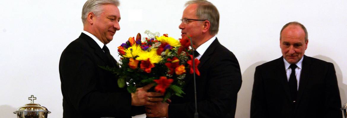 Frühlingsblumen zum Abschied: Bezirksältester Jürgen Jeßke (2. v.l.) verabschiedet den Hirten Schwandt. Rechts: der neue Gemeindevorsteher, Priester Villbrandt