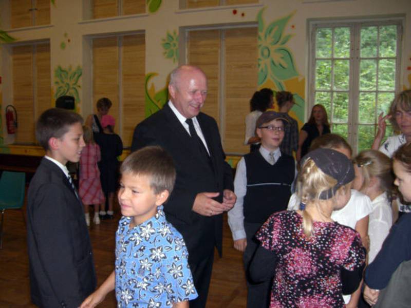 Apostel Berndt im Kreis der Kinder des Bezirks Eberswalde