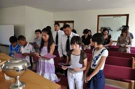 Die Gemeinde Ulan Bator im Gottesdienst am 1. August 2010