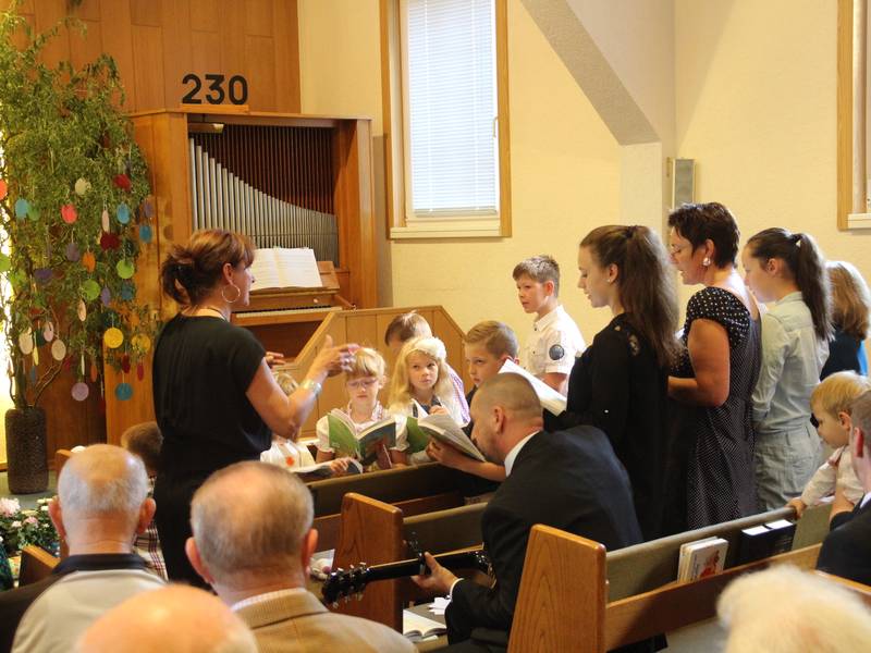 Der Kinderchor umrahmt den Gottesdienst.