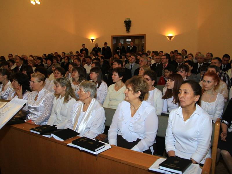 Den Festgottesdienst erlebten etwa 250 Gläubige in Astana.